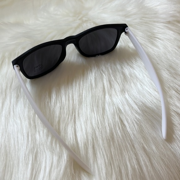 Classic Style UV400 Sunglasses 🕶 - Picture 4 of 5